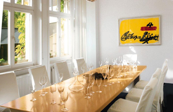 Vinsmakingen for kunder og besøkende finner sted i dette prøverommet